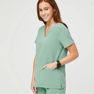 Figs Women’s Casma 3 Pocket V-Neck Scrub Top Sage Green Size M